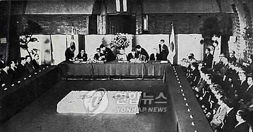 1965년 6월 22일 일본 수상관저에서 열린 한일협정 조인식 장면. 박정희 대통령은 한일협정을 반대하는 학자, 지식인, 언론, 학생을 향해 "패배주의, 열등의식을 버려라" "일본보다 더 열심히 노력해서 일본을 앞지르자"고 외쳤다.(사진 연합뉴스 제공)