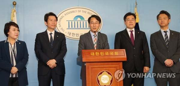 지난 10일 더불어민주당 4기 원내대표단 기자회견에서 발언하는 이원욱 원내수석부대표