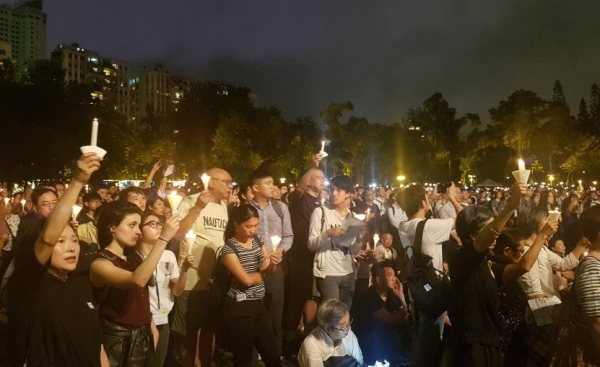 6월 4일 밤 홍콩 빅토리아 공원에서 열린 '6.4 톈안먼(天安門) 민주화 시위' 30주년 기념 추모집회에서 참가자들이 촛불을 들고 시위를 벌이고 있다.(사진 연합뉴스 제공)