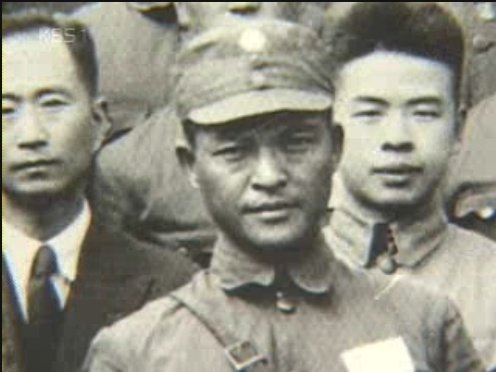 김원봉이 조직한 조선의용대는 그 주력이 1941년 연안으로 탈출하여 중국공산당의 품에 안겼고, 1949년 마오쩌둥의 지시로 북한에 들어가 6.25 남침의 주력부대 역할을 했다.