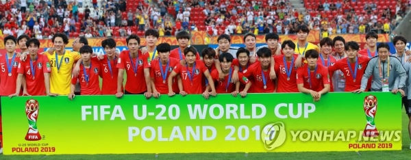 16일 오전(한국시간) 폴란드 우치 경기장에서 열린 2019 국제축구연맹(FIFA) 20세 이하(U-20) 월드컵 결승 한국과 우크라이나의 경기에서 1-3으로 패하며 준우승을 차지한 뒤 선수단이 시상식에서 기념촬영을 하고 있다. (사진=연합뉴스)