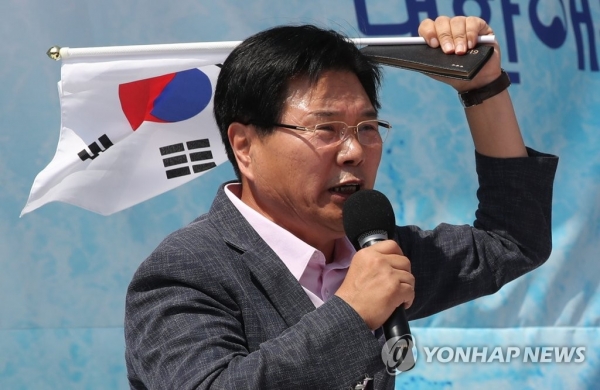 홍문종 자유한국당 의원이 15일 오후 서울역 광장에서 열린 태극기집회에서 탈당선언을 하고 있다. (사진=연합뉴스)