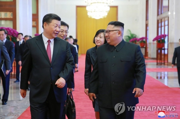 중국 시진핑 국가주석이 오는 20~21일 북한을 국빈방문한다고 관영 신화통신이 17일 보도했다. 사진은 지난해 6월 방중한 김정은이 시 주석과 대화하는 모습(연합뉴스).