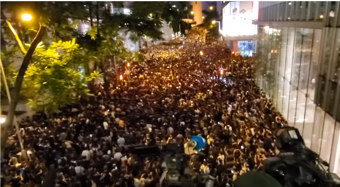 21일 저녁, 경찰 본부 앞에서 홍콩 시민들이 시위를 벌이고 있다.