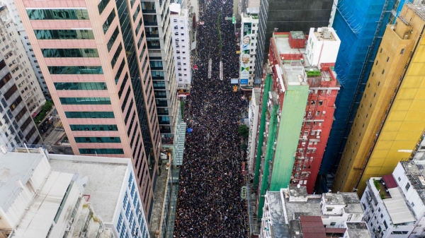 6.16 검은 대행진.지난 16일 155만의 홍콩 시민들이 시위 행진에 참여했다. 캐리 람 행정장관은 이날 오후 사과 성명을 발표했다.