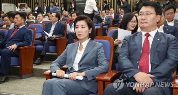 자유한국당 나경원 원내대표(가운데). 24일 오후 국회에서 열린 의원총회