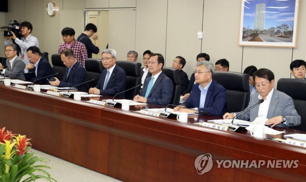한국전력 이사들이 '전기요금 누진제 개편안을 다룰 한국전력 이사회'가 개의하기를 기다리고 있다.