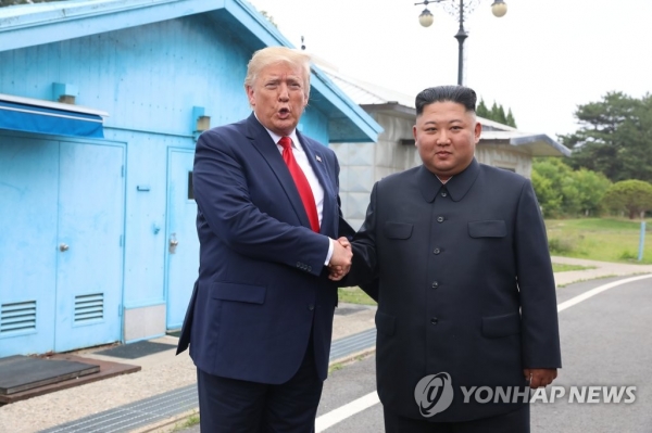 도널드 트럼프 미국 대통령과 북한 김정은 국무위원장이 30일 오후 판문점 자유의 집 앞에서 만나 악수하고 있다. (사진=연합뉴스)
