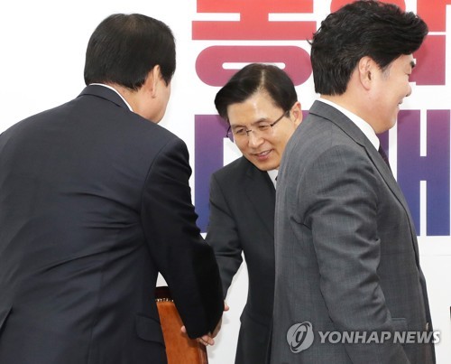 김무성 의원과 악수하는 황교안 자유한국당 대표