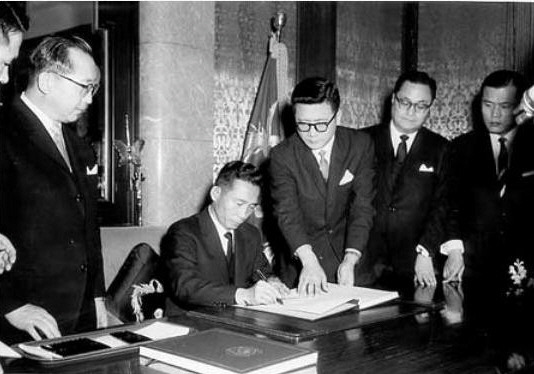 1965년 12월 17일 박정희 대통령이 청와대에서 한일기본조약문에 서명하는 장면. 박정희는 먹물 지식인들의 반일 감정 선동에 대해 "패배주의 열등의식, 그리고 퇴영적인 소극주의를 버려라. 일본을 배워서 따라잡자"고 강력 주장했다.