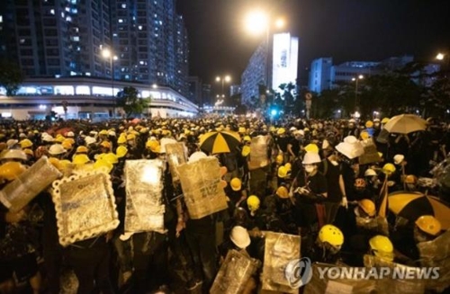 14일 송환법안 반대 시위에서 도로를 점검한 홍콩 시위대./연합뉴스