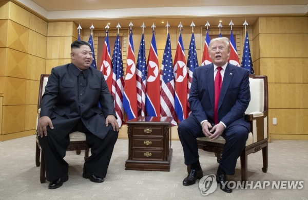 도널드 트럼프 미국 대통령과 북한 김정은 국무위원장이 30일 판문점 남측 자유의 집 에서 회담하고 있다./연합뉴스