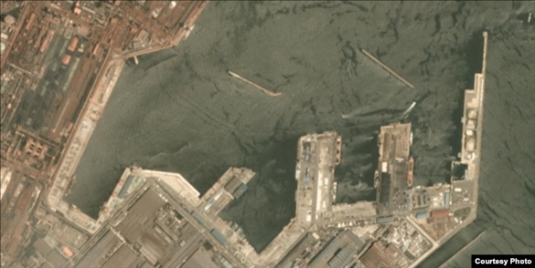 포항 신항 현재 DN5505호가 출항 보류 상태에서 조사 중인 가운데 최근 북한산으로 의심되는 석탄이 하역됐다. 출처: PLANET LAPS(VOA)