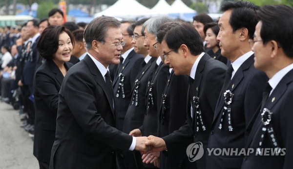 문재인 대통령(左), 황교안 자유한국당 대표. (사진=연합뉴스)