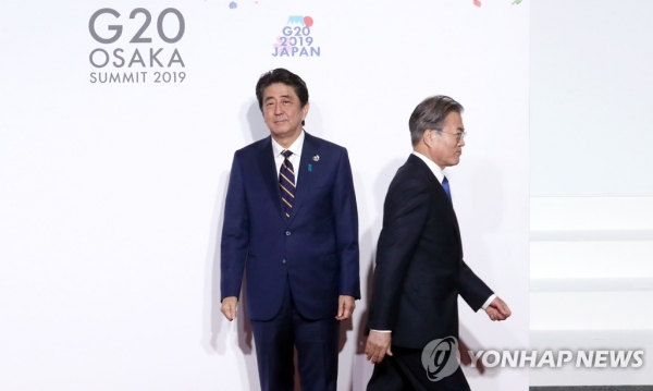 문재인 대통령(右), 아베 신조 일본 총리. (사진=연합뉴스)