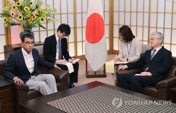고노 다로(河野太郞) 일 외무상(왼쪽)이 19일 일본 외무성에서 남관표 주일 한국대사를 만나고 있다