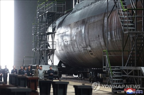 김정은이 새로 건조한 잠수함을 시찰했다고 조선중앙통신이 23일 보도했다. 중앙통신이 이날 홈페이지에 공개한 사진.