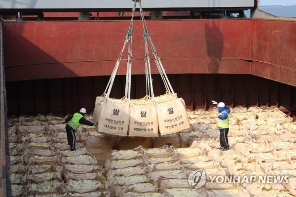통일부가 19일 "정부는 북한의 식량상황을 고려하여 그간 세계식량계획(WFP)과 긴밀히 협의한 결과, 우선 국내산 쌀 5만t을 북한에 지원하기로 했다"고 발표했다.정부가 국제기구를 통해 북한에 국내산 쌀을 지원하는 것은 처음이다. 대북 쌀 지원은 2010년 이후 9년 만이다./연합뉴스