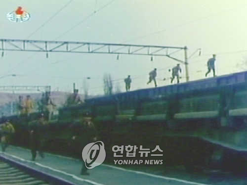 얼룩무늬 위장복을 착용한 북한 특수부대원들이 열차 위에서 뛰어다니며 훈련을 받고 있다./연합뉴스