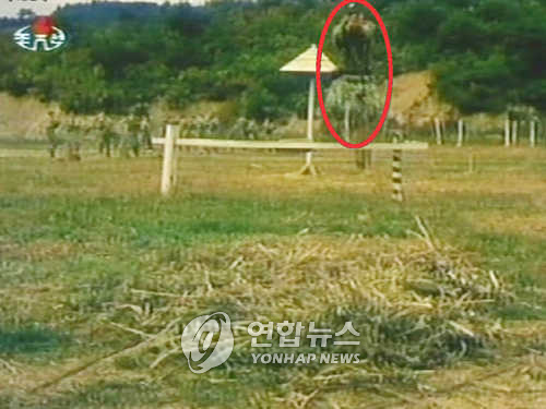 얼룩무늬 위장복을 착용한 북한 특수부대원들이 공중에서 표적을 정확히 사격하고 있다./연합뉴스