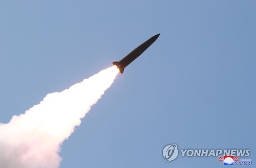 지난 5월 9일 조선중앙통신이 보도한 북한 전연(전방) 및 서부전선방어부대들의 화력타격훈련 도중 이동식 미사일발사차량(TEL)에서 발사되는 단거리 발사체의 모습.