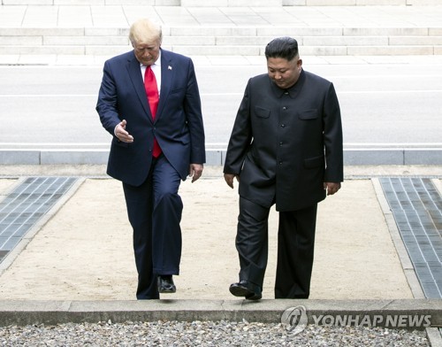 도널드 트럼프 미국 대통령과 북한 김정은이 6월 30일 오후 판문점 군사분계선에서 만나 함께 북측으로 넘어갔다가 남측으로 돌아오고 있다.