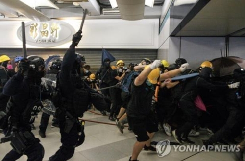 27일 홍콩에서 경찰이 곤봉을 사용해 시위대를 해산시키는 장면 [연합뉴스 제공]