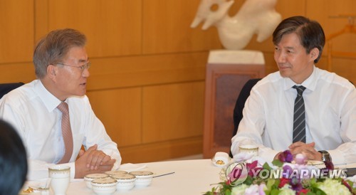 문재인 대통령(左), 조국 전 청와대 민정수석. (사진=연합뉴스)