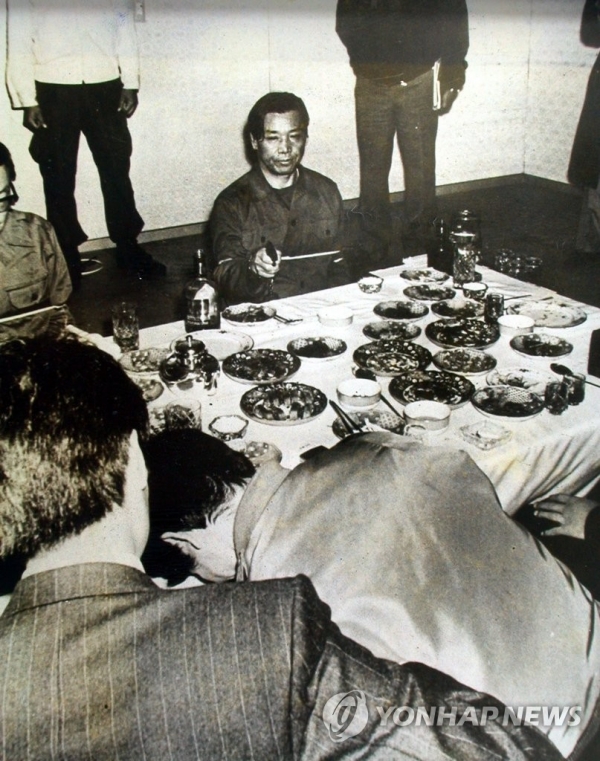 1979년 당시 김재규가 박 전 대통령 시해사건 현장 검증하는 모습