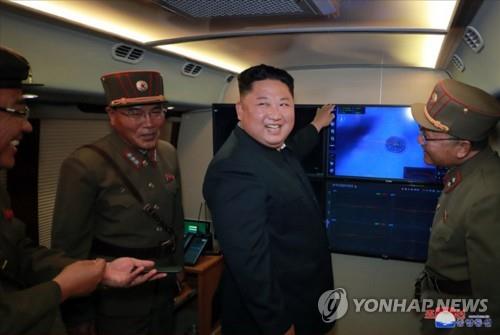 북한이 지난 2일 김정은의 지도 하에 '신형 대구경조종방사포 시험사격'을 다시 했다고 조선중앙통신이 3일 보도하며 공개한 사진. 사진은 중앙통신 홈페이지에 공개된 김정은의 시험사격 지도 모습.
