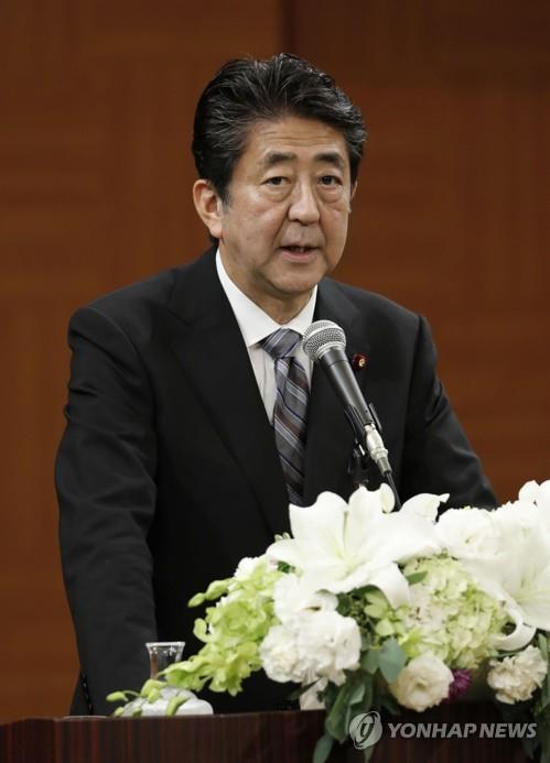 아베 신조 일본 총리가 6일 히로시마 평화기념공원에서 열린 원폭 희생자 위령식에 참석한 뒤 기자회견을 하고 있다.
