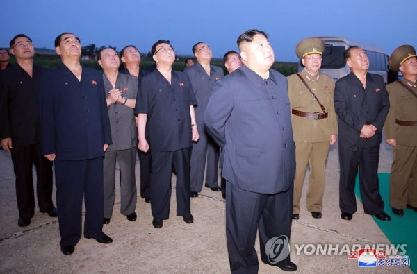 김정은이 지난 6일 새벽 신형전술유도탄 발사를 참관했다고 조선중앙통신이 7일 보도했다.