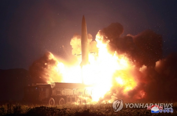 김정은이 지난 6일 새벽 신형전술유도탄 발사를 참관했다고 조선중앙통신이 7일 보도했다. 사진은 신형전술유도탄 발사 모습.
