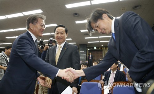 문재인 대통령(左), 조국 전 청와대 민정수석. (사진=연합뉴스)
