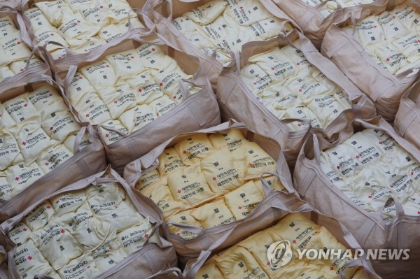 지난 2010년 군산항에서 북한 수재민에게 전달할 쌀을 배에 선적하고 있는 모습.