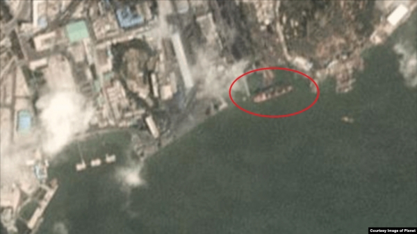 북한의 대표적인 석탄 수출 항구인 남포항을 지난 3일 촬영한 '플래닛 랩스(Planet Labs)' 위성사진. 약 138m 길이의 대형 화물선(붉은 원 안)이 정박해 있다(VOA).
