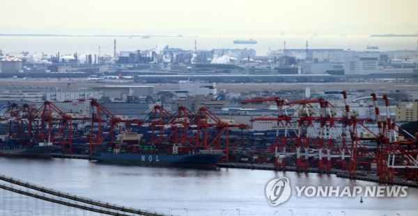 일본의 수입, 수출 창구인 도쿄만의 항구에 다수의 컨테이너가 놓여 있다. [연합뉴스 자료사진]