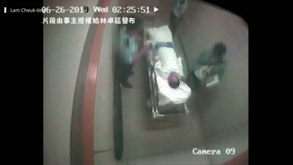 홍콩 SCMP가 공개한 경찰의 병원 입원시민 구타 영상 [SCMP캡처]