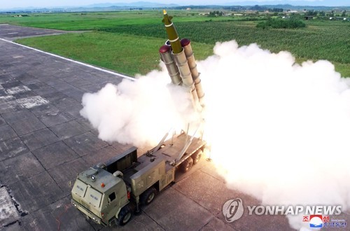 북한 조선중앙통신이 '새로 연구 개발한 초대형 방사포'를 김정은의 지도로 시험발사에 성공했다며 25일 이 사진을 보도했다.