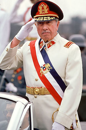 쿠데타를 일으켜 공산주의 아옌데 정부를 타도하고 칠레를 공산화에서 구해낸 피노체트 장군.