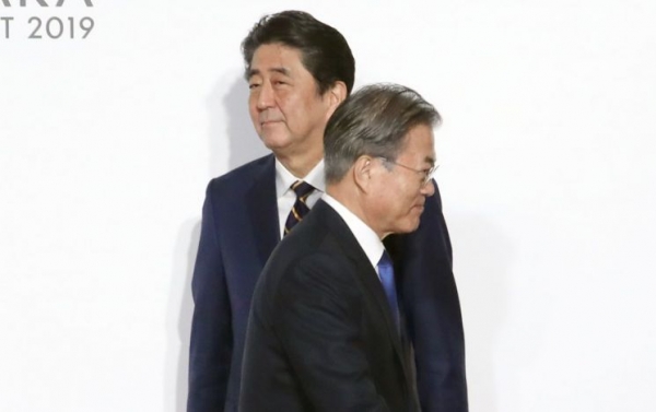 문재인 대통령(앞)과 아베 신조 일본 총리(뒤). (사진 = 연합뉴스)