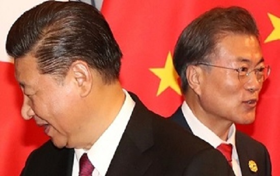 시진핑 중국 국가주석(앞)과 문재인 대통령(뒤). (사진 = 연합뉴스)