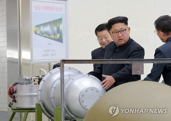 북한 김정은이 2017년 9월 3일 '핵무기 병기화 사업'을 현지지도했다고 조선중앙통신이 보도했다. 김정은 뒤에 세워둔 안내판에 북한의 ICBM급 장거리 탄도미사일로 추정되는 '화성-14형'의 '핵탄두(수소탄)'이라고 적혀있다.