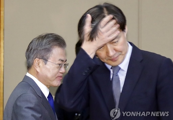 문재인 대통령(左), 조국 법무부 장관 후보자. (사진=연합뉴스)