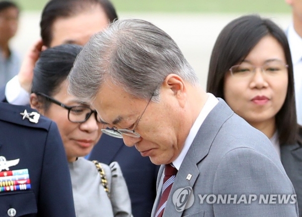 동남아 3개국 순방 후 귀국한 문재인 대통령이 6일 오후 서울공항에 도착, 이동하고 있다. (사진=연합뉴스)