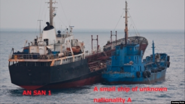 일본 외무성이 북한 선박의 불법 환적 의심 행위를 적발했다며 지난 6월 공개한 사진. 동중국해 공해상에서 북한 유조선 '안산 1호'와 국적을 알수 없는 소형 선박 1척이 나란히 접근해 있다.