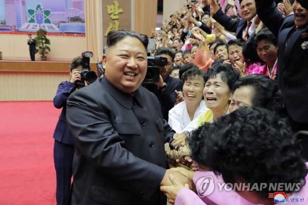 김정은이 지난 6일 열린 제14차 전국교원대회에 참석해 참가자들과 인사를 했다고 조선중앙통신이 7일 보도했다(연합뉴스).