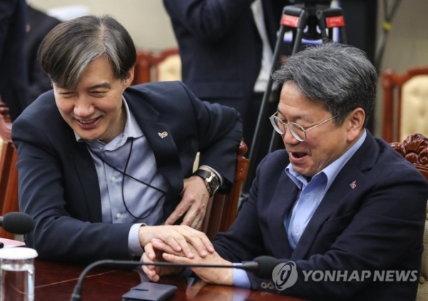 조국 법무부 장관(左), 강기정 청와대 정무수석. (사진=연합뉴스)