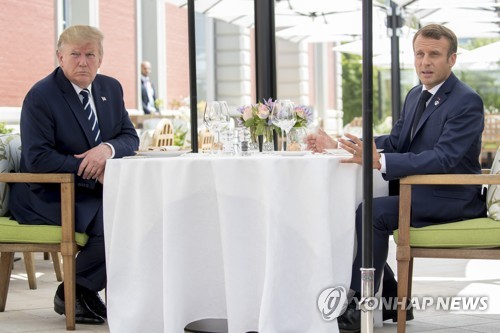 트럼프 미국 대통령과 마크롱 프랑스 대통령이 지난 G7회의에서 깜짝 오찬을 갖았다.
