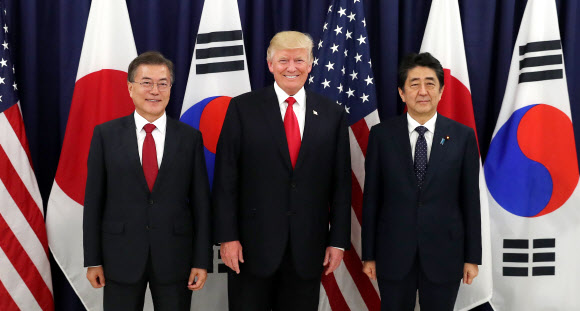 문재인 대통령(左), 도널드 트럼프 미국 대통령(中), 아베 신조 일본 총리. (사진=연합뉴스)